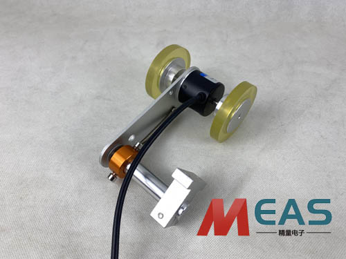 拉繩位移編碼器增加輔助滾輪改變方向